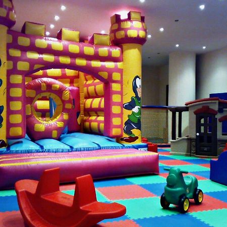 アレクサンダー ビーチ ホテル ＆ スパ アレクサンドルポリス エクステリア 写真 An indoor play area