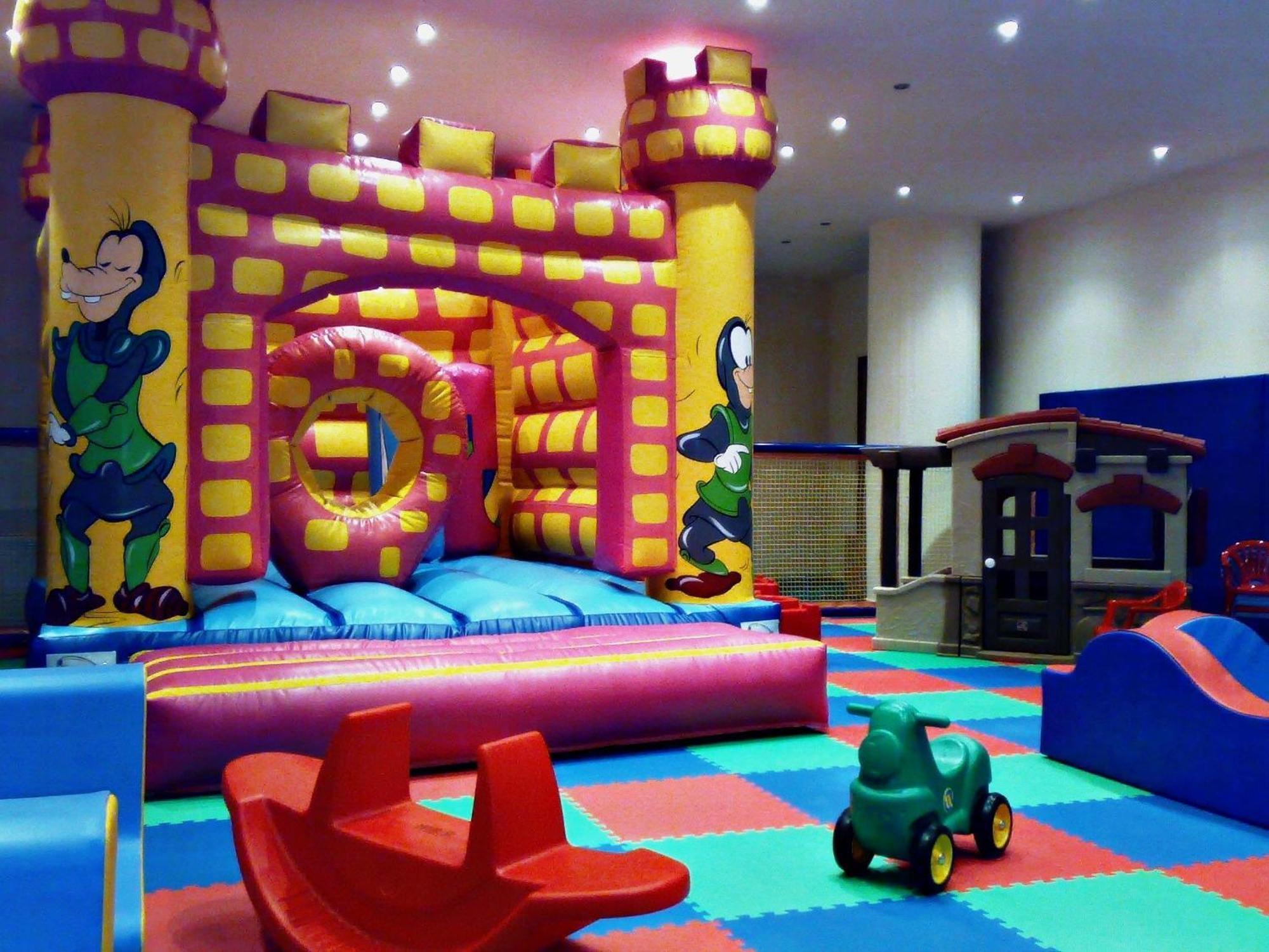 アレクサンダー ビーチ ホテル ＆ スパ アレクサンドルポリス エクステリア 写真 An indoor play area