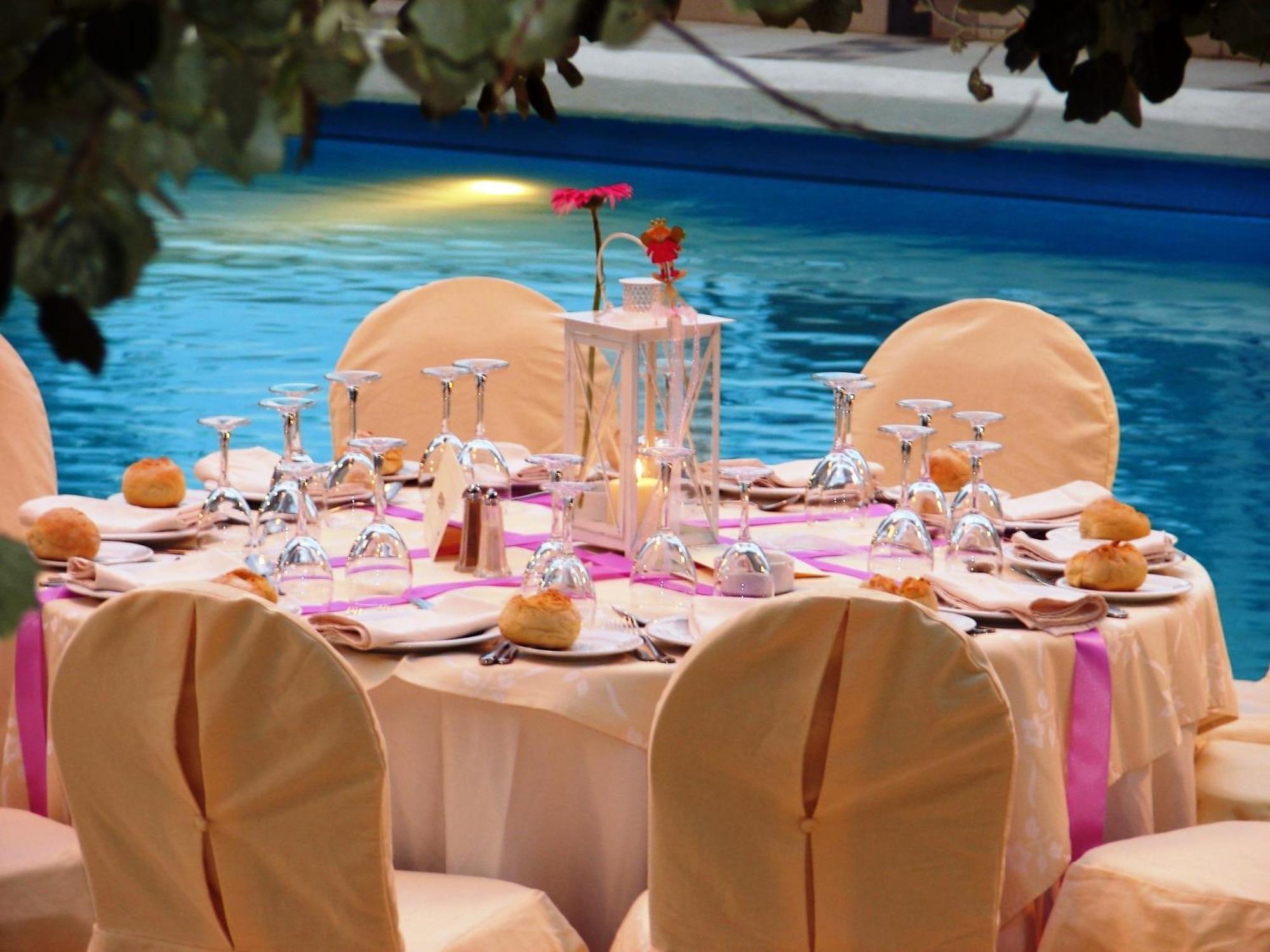 アレクサンダー ビーチ ホテル ＆ スパ アレクサンドルポリス エクステリア 写真 A table set for a wedding reception