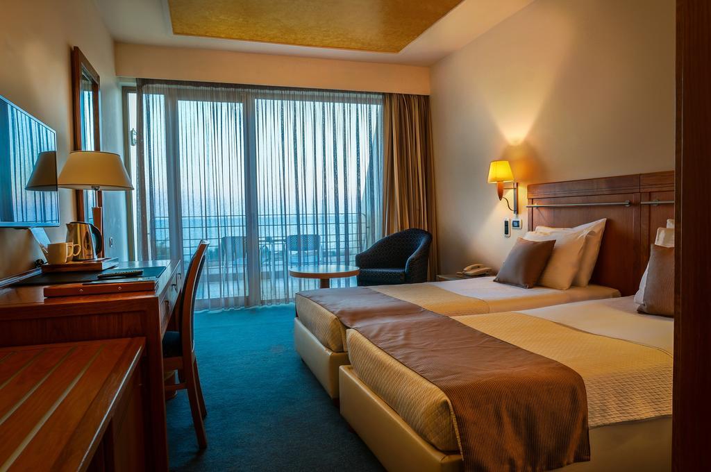 アレクサンダー ビーチ ホテル ＆ スパ アレクサンドルポリス エクステリア 写真 A room at the hotel