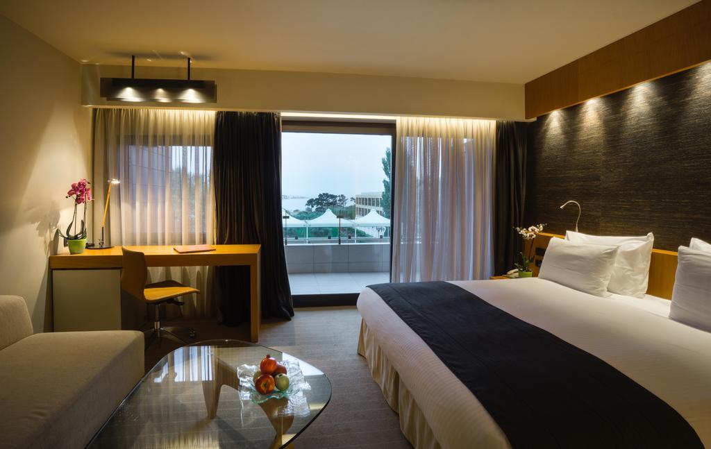 アレクサンダー ビーチ ホテル ＆ スパ アレクサンドルポリス エクステリア 写真 A room at the hotel