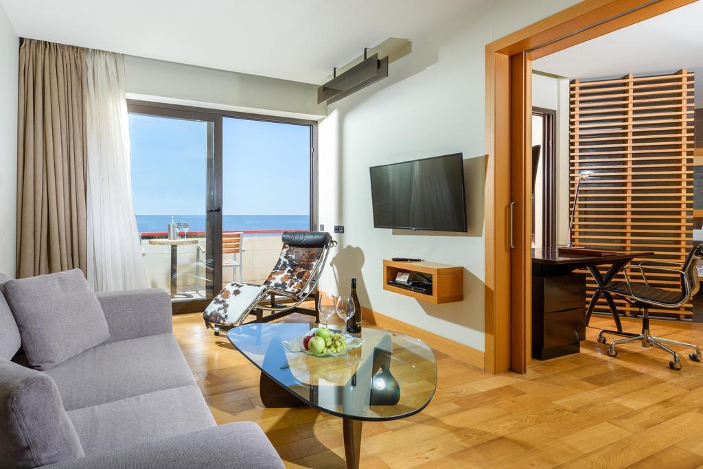 アレクサンダー ビーチ ホテル ＆ スパ アレクサンドルポリス エクステリア 写真 A suite at the hotel