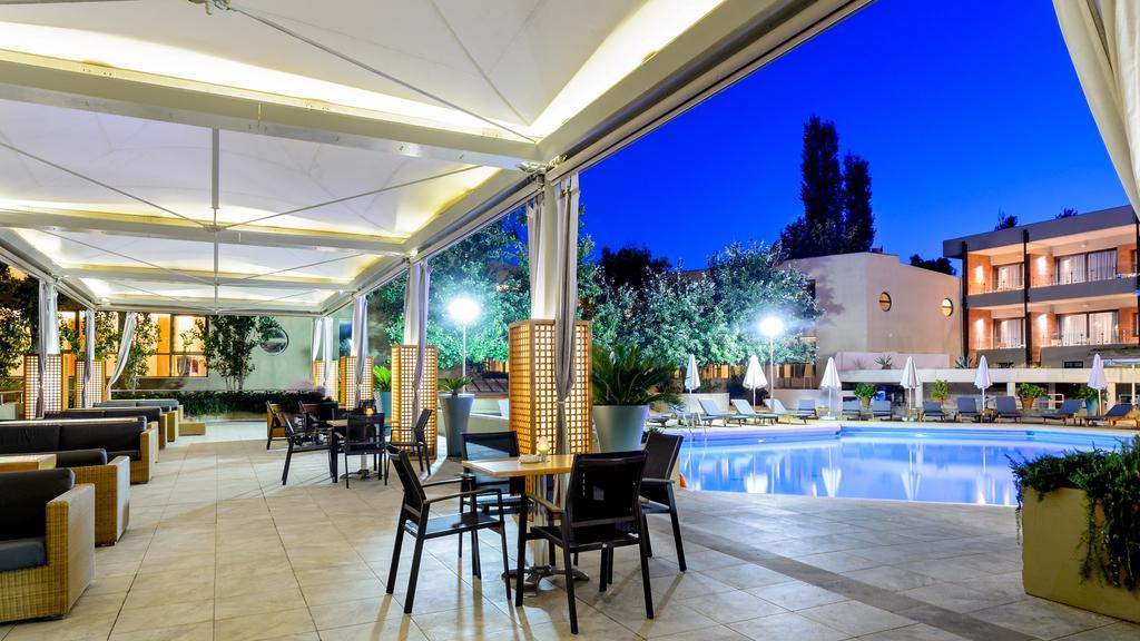 アレクサンダー ビーチ ホテル ＆ スパ アレクサンドルポリス エクステリア 写真 The pool at the hotel