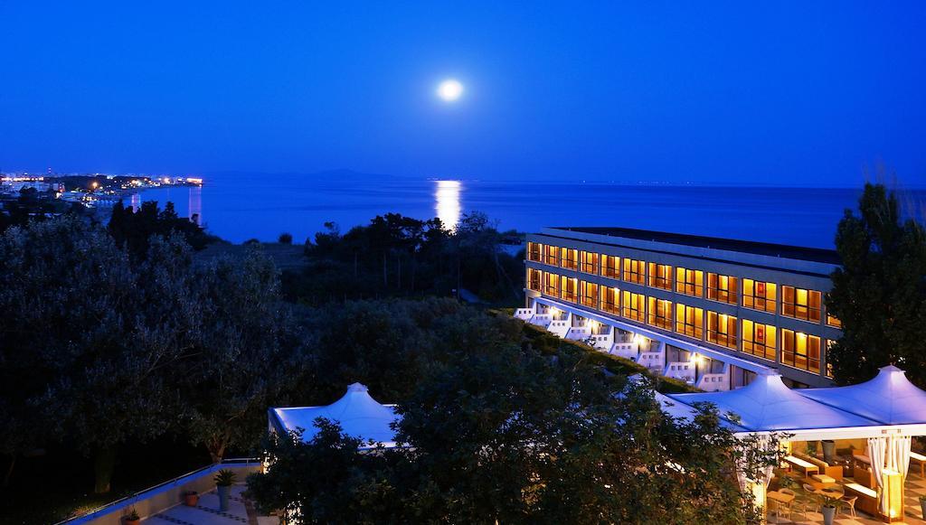 アレクサンダー ビーチ ホテル ＆ スパ アレクサンドルポリス エクステリア 写真 The hotel at night