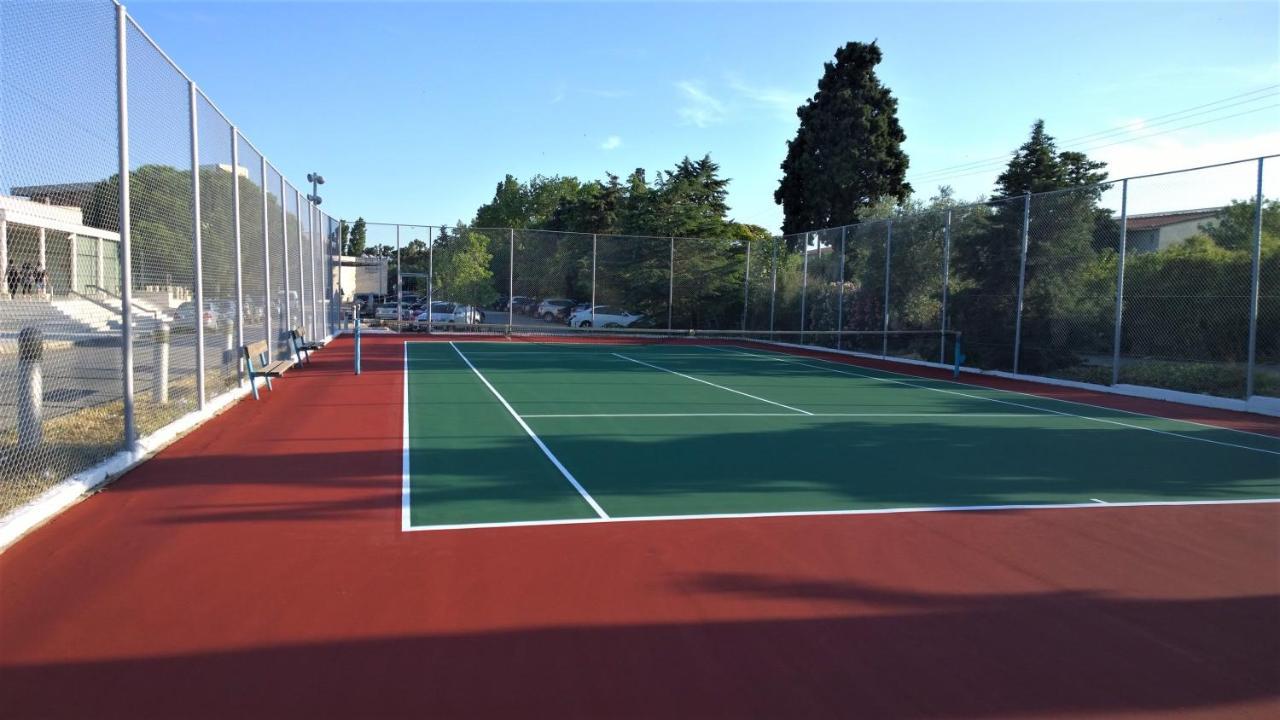アレクサンダー ビーチ ホテル ＆ スパ アレクサンドルポリス エクステリア 写真 Tennis court at the University of California, Santa Barbara