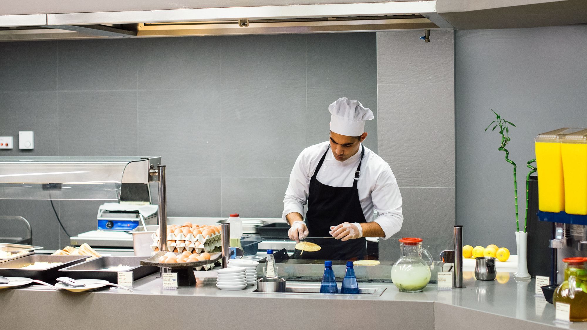 アレクサンダー ビーチ ホテル ＆ スパ アレクサンドルポリス エクステリア 写真 A chef preparing food