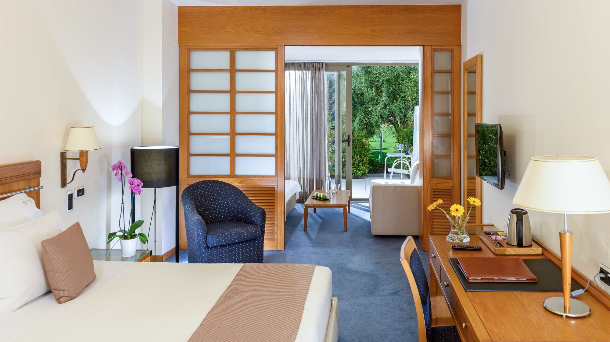 アレクサンダー ビーチ ホテル ＆ スパ アレクサンドルポリス エクステリア 写真 A room at the hotel