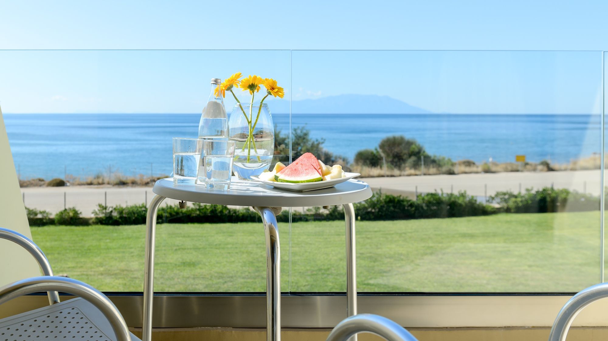 アレクサンダー ビーチ ホテル ＆ スパ アレクサンドルポリス エクステリア 写真 View from the hotel