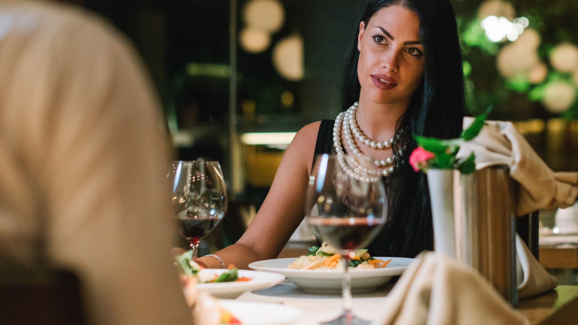 アレクサンダー ビーチ ホテル ＆ スパ アレクサンドルポリス エクステリア 写真 A woman dining in a restaurant