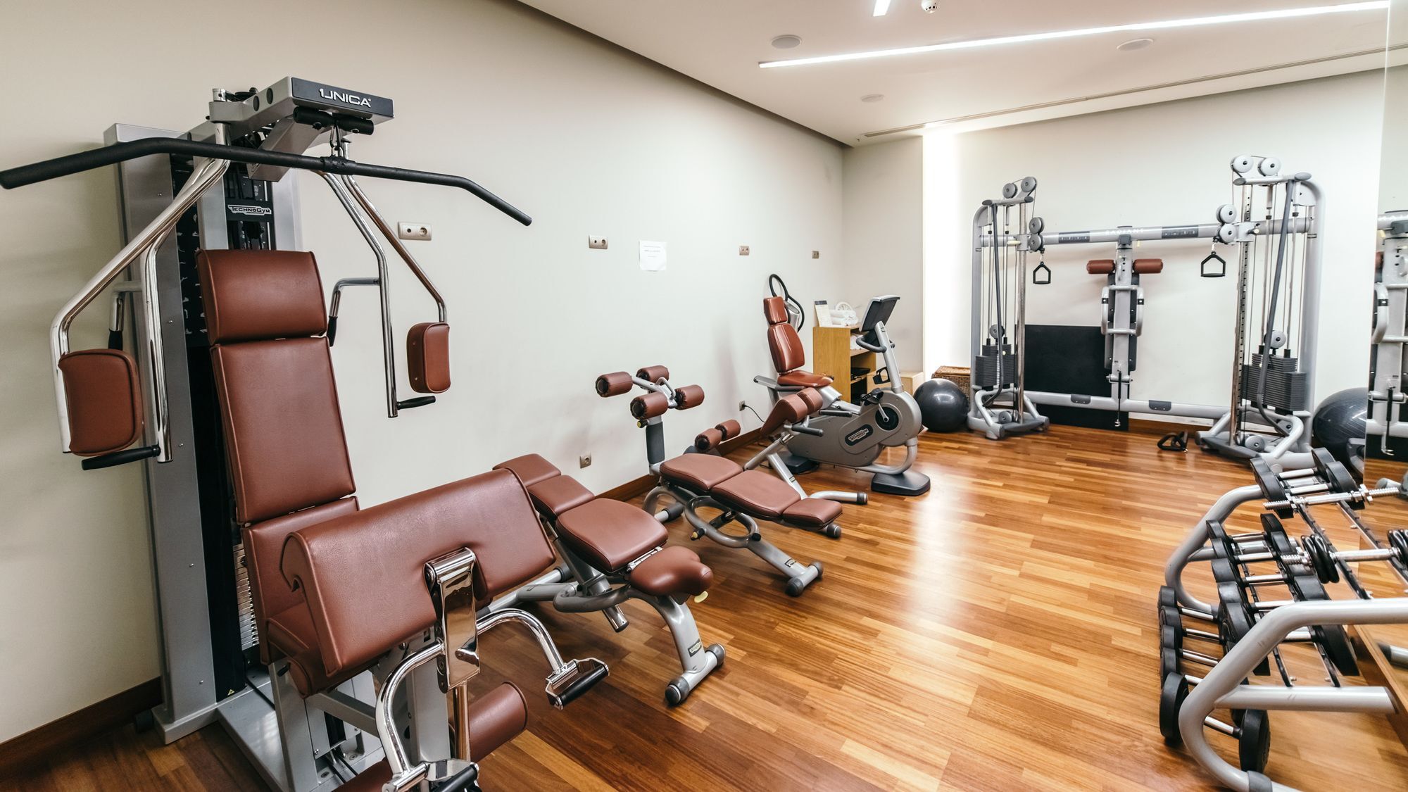 アレクサンダー ビーチ ホテル ＆ スパ アレクサンドルポリス エクステリア 写真 A gym in a hotel