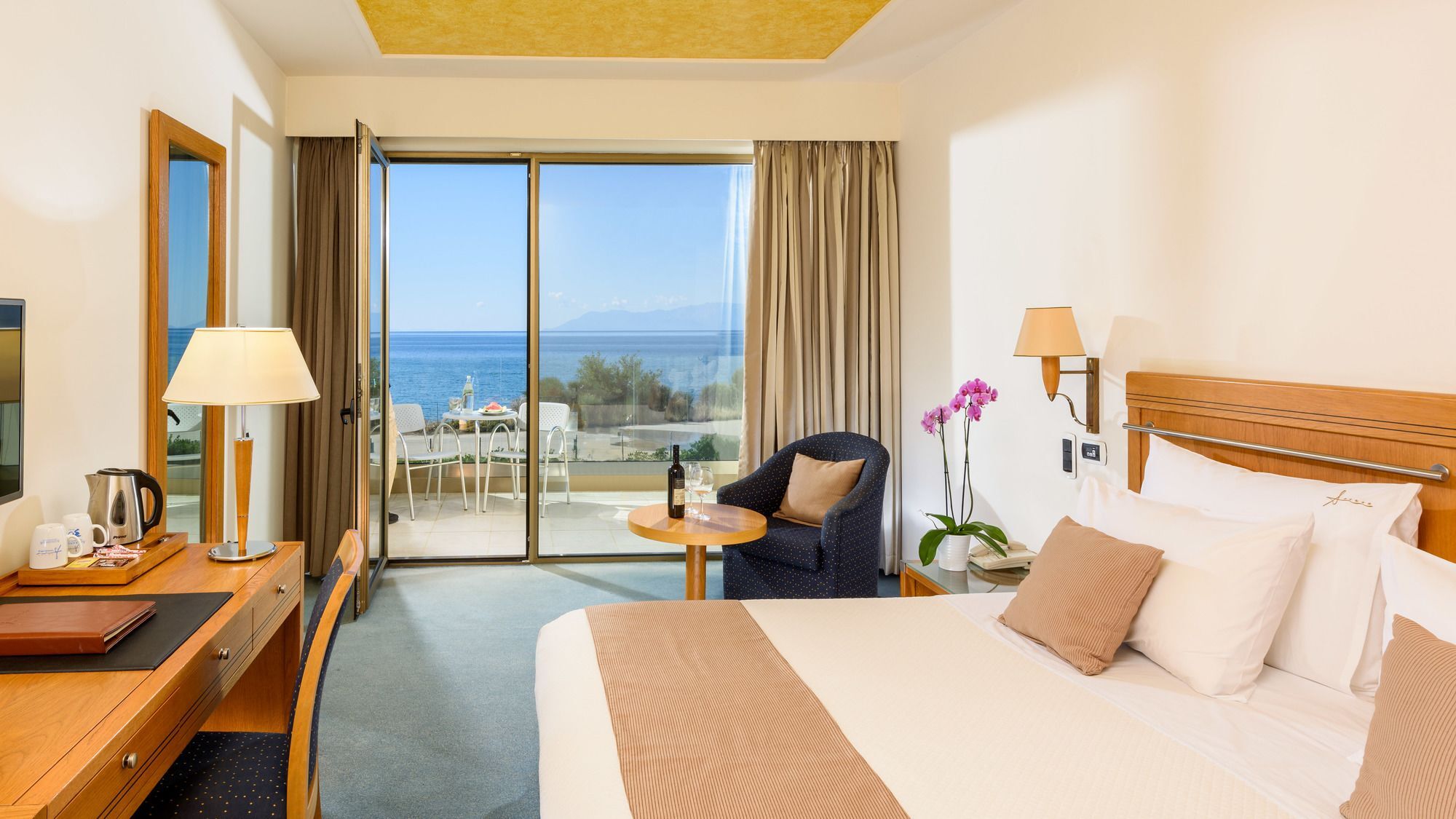 アレクサンダー ビーチ ホテル ＆ スパ アレクサンドルポリス エクステリア 写真 A room at the Grand Resort