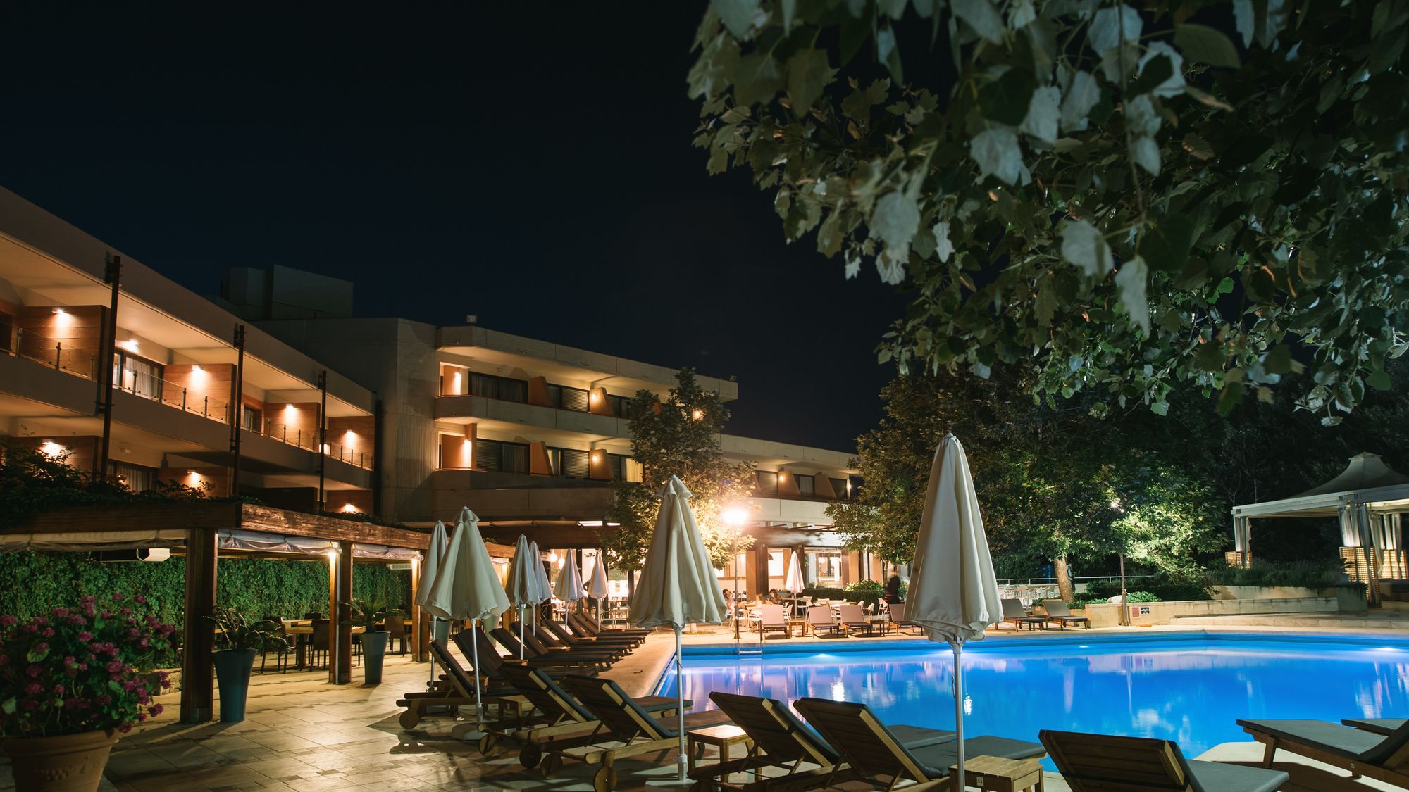 アレクサンダー ビーチ ホテル ＆ スパ アレクサンドルポリス エクステリア 写真 The hotel's pool at night