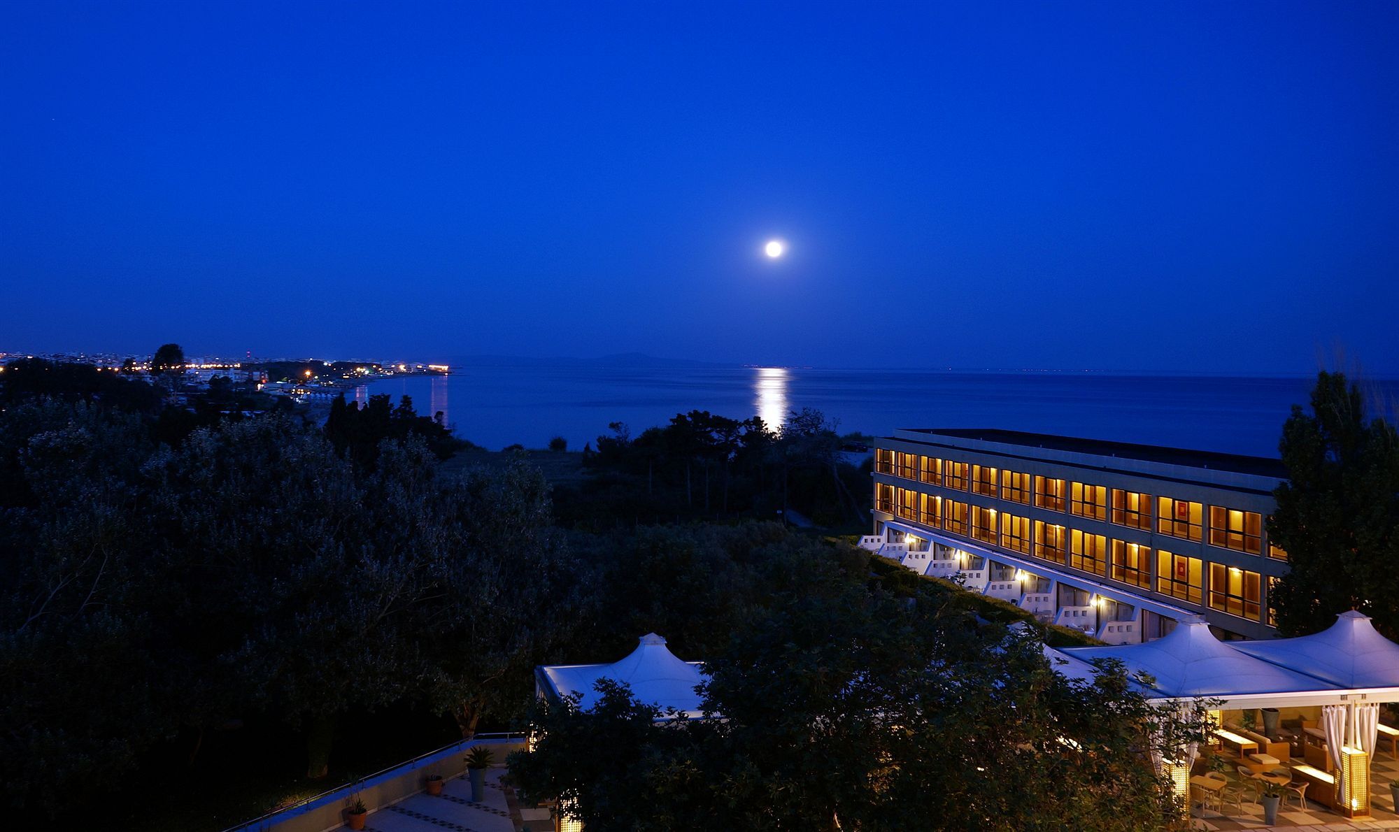 アレクサンダー ビーチ ホテル ＆ スパ アレクサンドルポリス エクステリア 写真 Night view of the hotel