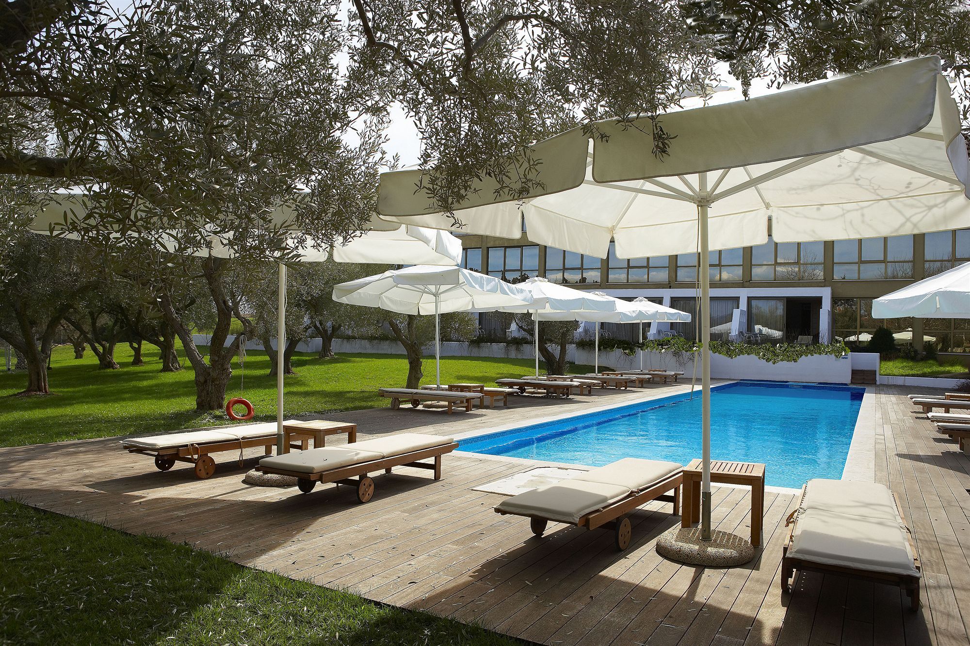 アレクサンダー ビーチ ホテル ＆ スパ アレクサンドルポリス エクステリア 写真 The pool at the hotel